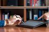 © katja - stock.adobe.com Foto: Personen bedienen Tablet