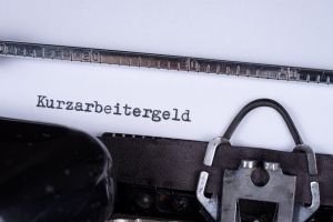 Foto: Schreibmaschine mit Aufschrift Kurzarbeitergeld