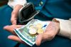 © Alexander Raths - stock.adobe.com Foto: Person mit Bargeld