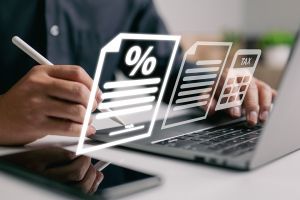 Foto: Person arbeitet am Laptop